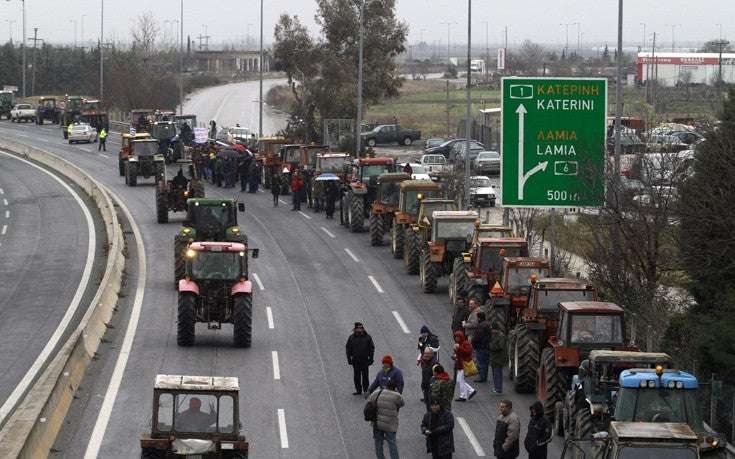 Μπλόκα αγροτών: Κλειστή μέχρι την Τετάρτη η εθνική οδός Θεσσαλονίκης-Ευζώνων